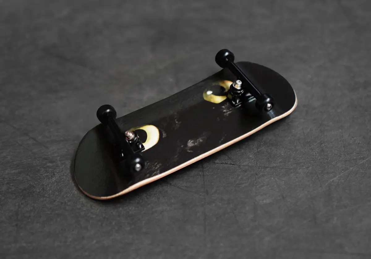 34Mm Prolific Gen2 Fingerboard Complete - "Midnight Stare" Graphic - Gen2 Prodigy Trucks + Pro Duro Bubble Bushings 1